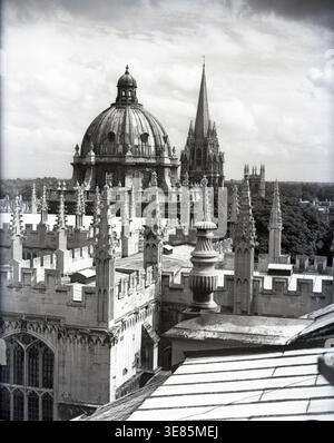 Radcliffe Camera et flèche de St Mary's, Oxford, c1955. La Radcliffe Camera, conçue par James Gibbs dans un style baroque, a été construite en 1737-1749 pour abriter la Radcliffe Science Library. La tour du XIIIe siècle de l'église universitaire Sainte-Marie la Vierge est ouverte au public. Banque D'Images