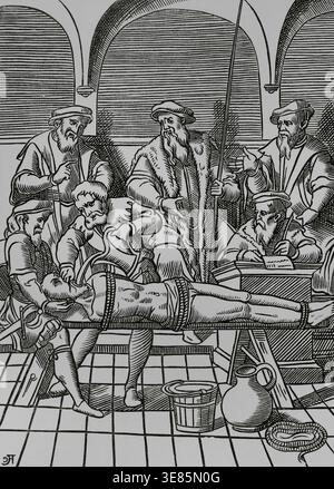 The Water torture, 1556, (1878). Le prisonnier était attaché avec des cordes à une échelle ou une surface inclinée de sorte que sa tête était plus basse que ses pieds. Dans cette position, un tissu a été forcé dans sa bouche, et de l'eau a été lentement versée dans sa gorge avec un pichet pour qu'il l'avale jusqu'à ce qu'elle éclate. D'après une gravure de "Praxis Rerum Criminalium" de J. Damhouder, Anvers, 1556. Extrait de "moeurs, usages et costumes au moyen-âGE et à ; l'époque de la Renaissance" de Paul Lacroix, Paris, 1878. Banque D'Images