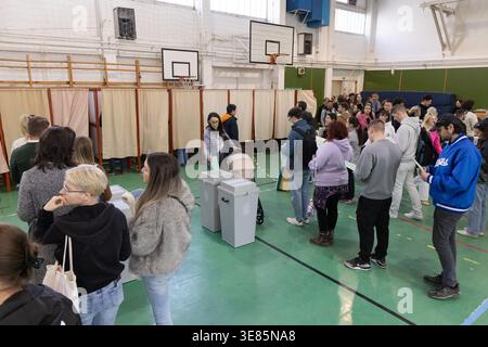 Budapest, Hongrie. 12 avril 2026. Des gens font la queue à l'intérieur d'un bureau de vote pour voter à Budapest, Hongrie, le 12 avril 2026. Les élections législatives hongroises ont débuté dimanche à 6 heures, heure locale (0400 GMT), avec environ 8,1 millions d'électeurs éligibles. Crédit : Attila Volgyi/Xinhua/Alamy Live News Banque D'Images