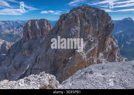 Mont Cristallo dans les Dolomites Ampezzo vu du sommet de Cristallo di Mezzo. Magnifiques et imposants sommets montagneux dans les Dolomites italiennes. Banque D'Images
