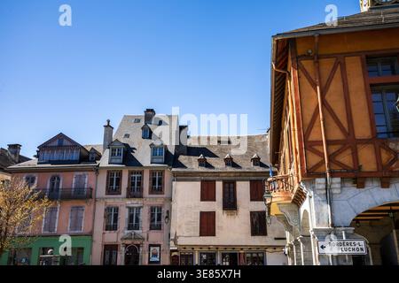 Place de la mairie à Arreau, Occitanie, France, avec ses bâtiments historiques colorés Banque D'Images