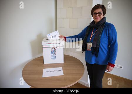 Cracovie, Pologne. 12 avril 2026. Un citoyen hongrois vivant en Pologne vote au bureau de vote du Consulat général de Hongrie le jour des élections législatives hongroises. Cracovie, Pologne, le 12 avril 2026. (Crédit image : © Beata Zawrzel/ZUMA Press Wire) USAGE ÉDITORIAL SEULEMENT ! Non destiné à UN USAGE commercial ! Crédit : ZUMA Press, Inc/Alamy Live News Banque D'Images
