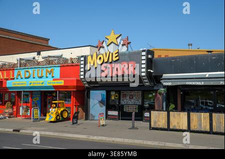 Canvey Island, Essex, Royaume-Uni - 12 avril 2026 : vue grand angle du cinéma Movie Starr sur le front de mer des îles Canvey. Le cinéma est une gestion familiale indépendante Banque D'Images