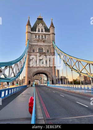 Tower Bridge Londres au lever du soleil avec Empty Road, architecture historique au-dessus de la Tamise Banque D'Images