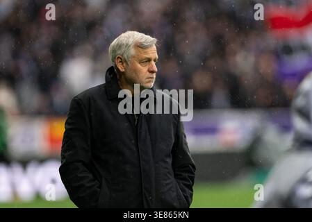 Bruno Genesio de Lille lors du championnat de France de Ligue 1 match de football entre Toulouse FC et LOSC Lille le 12 avril 2026 au stade de Toulouse Banque D'Images