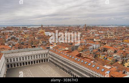 Grande vue surélevée sur Venise avec toits en terre cuite, bâtiments historiques, place élégante et lagon au loin. Paysage urbain atmosphérique d'ico Banque D'Images