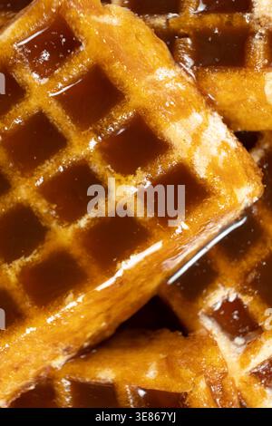 Fond de dessert sucré avec des gaufres et du sirop de caramel coulant Banque D'Images