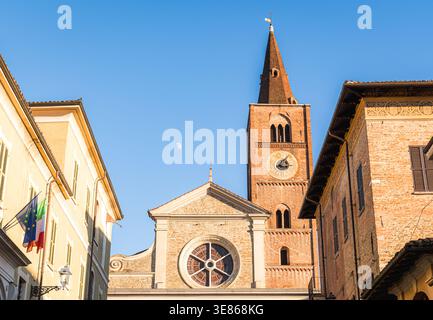 Superbe vue matinale de l'église historique de Piamonte, Italie, présentant une architecture en briques exquise et tour de l'horloge sous un ciel bleu clair. Un serein Banque D'Images