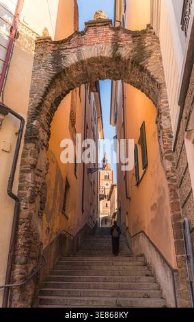 Une rue étroite et historique en pierre à Piamonte, en Italie, baignée de lumière chaude du matin. La charmante ruelle présente une architecture rustique, créant un serein Banque D'Images
