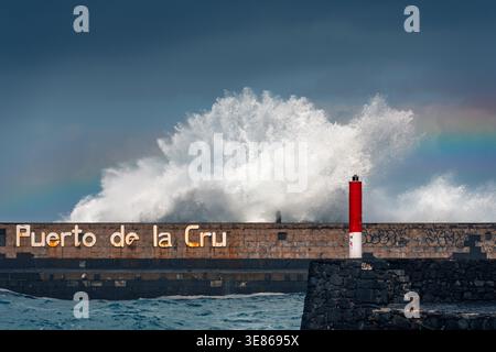 De puissantes vagues s'écrasent contre la digue de Puerto de la Cruz à Tenerife en hiver, mettant en valeur la beauté spectaculaire du littoral de l'île et attirant t Banque D'Images