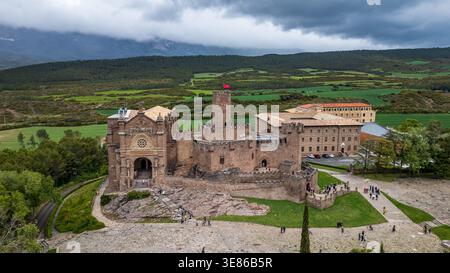 Superbe vue aérienne du château de Javier en Navarre, Espagne. La photo capture la forteresse médiévale en pierre, lieu de naissance de composé Francis Xavier, avec th Banque D'Images