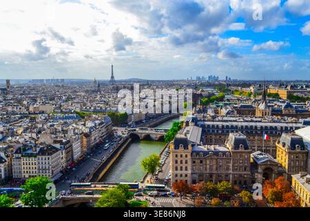 Vue aérienne de Paris, France, avec la Tour Eiffel au loin. La Seine serpente à travers la ville, architecture parisienne classique Banque D'Images