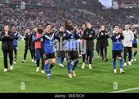 STUTTGART, ALLEMAGNE - 12. AVRIL : L'équipe de Hambourg remercie les fans qui voyagent avec eux après le match de Bundesliga entre VfB Stuttgart vs Hamburger SV le jour de la rencontre 29 au MHP Arena / LA RÉGLEMENTATION DFL INTERDIT TOUTE UTILISATION DE PHOTOGRAPHIES COMME SÉQUENCES D'IMAGES ET/OU QUASI-VIDÉO crédit : BEAUTIFUL SPORTS Pressphoto Agency / Alamy Live News Banque D'Images