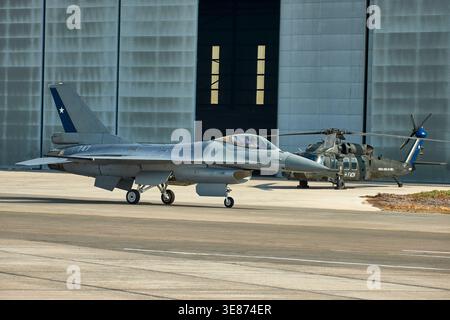 Santiago, RM, CHILI. 10 avril 2026. Sur la photo est un avion de chasse F-5 de l'armée de l'air chilienne. Le Northrop Grumman F-5E/F Tiger III est un chasseur de supériorité aérienne et d'attaque, modernisé au Chili par ENAER et Israël (IAI) dans les années 1990 Elle opère actuellement avec Aviation Group n°12 à Punta Arenas. En arrière-plan se trouvent les hélicoptères Sikorsky MH-60M Black Hawk. L'armée de l'air chilienne (FACH) exploite des hélicoptères Sikorsky MH-60M Black Hawk, acquis pour le transport tactique, la recherche et le sauvetage et les missions d'aide humanitaire.I (crédit image : © Francisco Arias/ZUMA Press Wire) USAGE ÉDITORIAL SEULEMENT ! Pas pour Banque D'Images