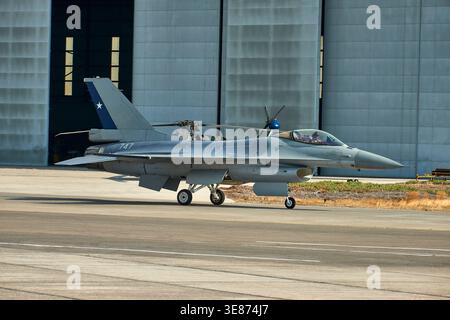 Santiago, RM, CHILI. 10 avril 2026. Sur la photo est un avion de chasse F-5 de l'armée de l'air chilienne. Le Northrop Grumman F-5E/F Tiger III est un chasseur de supériorité aérienne et d'attaque, modernisé au Chili par ENAER et Israël (IAI) dans les années 1990 Elle opère actuellement avec Aviation Group n°12 à Punta Arenas. En arrière-plan se trouvent les hélicoptères Sikorsky MH-60M Black Hawk. L'armée de l'air chilienne (FACH) exploite des hélicoptères Sikorsky MH-60M Black Hawk, acquis pour le transport tactique, la recherche et le sauvetage et les missions d'aide humanitaire.I (crédit image : © Francisco Arias/ZUMA Press Wire) USAGE ÉDITORIAL SEULEMENT ! Pas pour Banque D'Images