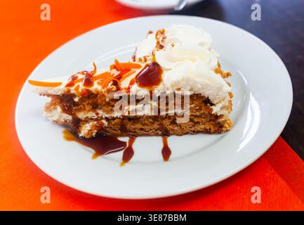 Morceau de gâteau de carotte servi sur l'assiette Banque D'Images