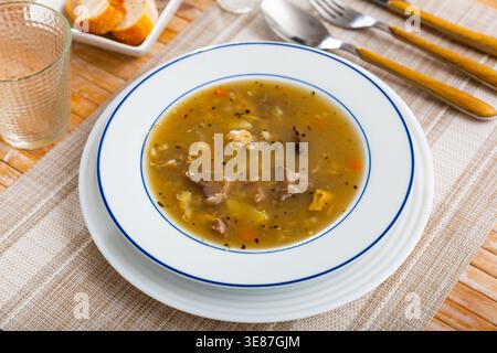Soupe aux champignons, légumes et porc Banque D'Images
