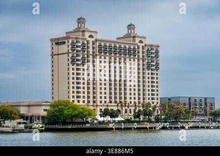 Savannah, GA - US - 25 mars 2026 le Westin Savannah Harbor Golf Resort and Spa surplombe la rivière Savannah, offrant des chambres luxueuses, un championnat Banque D'Images