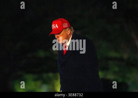 Washington, États-Unis. 12 avril 2026. Le président Donald Trump revient à la Maison Blanche à Washington, DC de Miami, Floride le dimanche 12 avril 2026. Le président a assisté à l'UFC 327, un événement d'arts martiaux mixtes qui a eu lieu à Miami, en Floride, au cours du week-end. Photo de Bonnie Cash/UPI crédit : UPI/Alamy Live News Banque D'Images