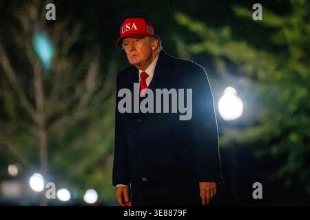 Washington, États-Unis. 12 avril 2026. Le président Donald Trump revient à la Maison Blanche à Washington, DC de Miami, Floride le dimanche 12 avril 2026. Le président a assisté à l'UFC 327, un événement d'arts martiaux mixtes qui a eu lieu à Miami, en Floride, au cours du week-end. Photo de Bonnie Cash/Pool/ABACAPRESS.COM crédit : Abaca Press/Alamy Live News Banque D'Images