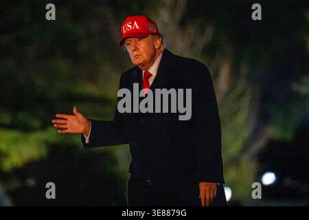 Washington, États-Unis. 12 avril 2026. Le président Donald Trump revient à la Maison Blanche à Washington, DC de Miami, Floride le dimanche 12 avril 2026. Le président a assisté à l'UFC 327, un événement d'arts martiaux mixtes qui a eu lieu à Miami, en Floride, au cours du week-end. Photo de Bonnie Cash/Pool/ABACAPRESS.COM crédit : Abaca Press/Alamy Live News Banque D'Images