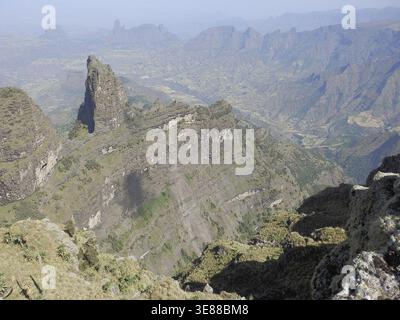 Vue imprenable sur les montagnes escarpées et les vallées pleines de végétation, parc national du Simien, Ethiopie Banque D'Images