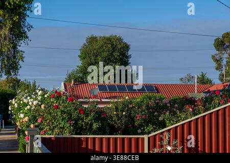 Panneaux solaires photovoltaïques à engins verts sur le toit d'une maison privée. Banque D'Images