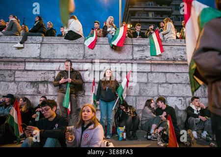 Budapest, Hongrie. 12 avril 2026. Les partisans DE TISZA attendent le discours de Peter Magyar pendant la nuit des élections à Budapest. Le 12 avril 2026 a marqué la transformation politique la plus importante en Hongrie depuis des décennies. La nuit des élections pour le parti TISZA de Peter Magyar à Budapest a vu des milliers de citoyens se rassembler pour célébrer une victoire décisive sur le parti Fidesz du premier ministre Viktor Orbán, au pouvoir depuis 2010. Crédit : SOPA images Limited/Alamy Live News Banque D'Images