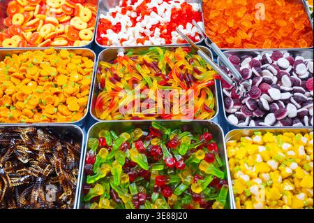 fermez un fond de bonbons colorés de bonbons au sucre et de marmelade. Banque D'Images