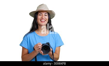 Femme voyageant avec la caméra appréciant la photographie sur fond transparent Banque D'Images