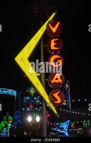 LAS VEGAS, NV, USA - 06, JUILLET 2024 : lettres au néon Vegas brillantes la nuit dans le quartier des divertissements Banque D'Images