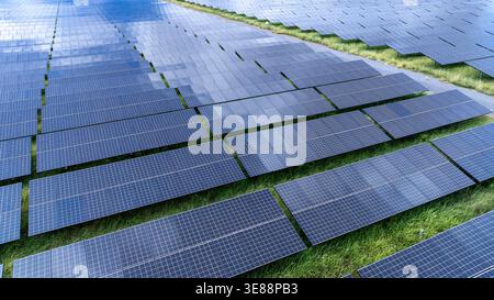 Une vue surélevée expansive d'une ferme solaire illustrant l'échelle et l'infrastructure de la production d'électricité renouvelable à grande échelle. Banque D'Images