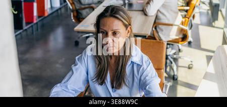 Focalisé les professionnels féminins examinant soigneusement les documents de bureau Banque D'Images
