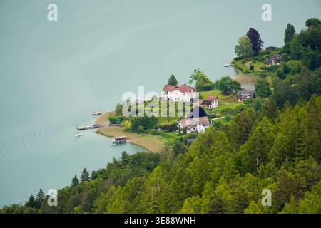 Vue sur le paysage autour du lac Wörthersee. Nature en Carinthie. Banque D'Images