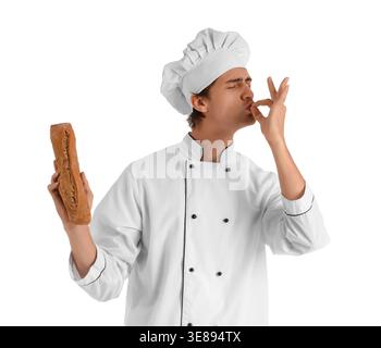 Beau jeune chef avec baguette fraîche montrant un geste parfait sur fond blanc Banque D'Images