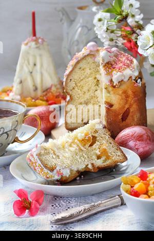 Gâteau de Pâques avec fromage cottage paskha et thé sur fond blanc Banque D'Images