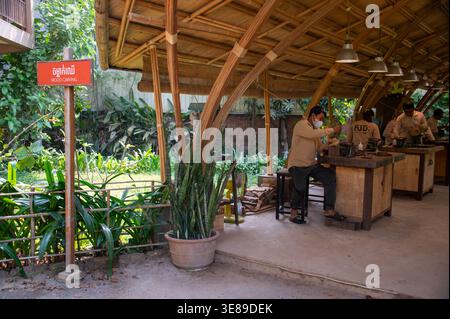 Sculpteurs sur bois au travail. Le projet Satcha est le premier centre d'incubation d'artisanat khmer de ce type au Cambodge, en Asie du Sud-est. Le centre est loca Banque D'Images