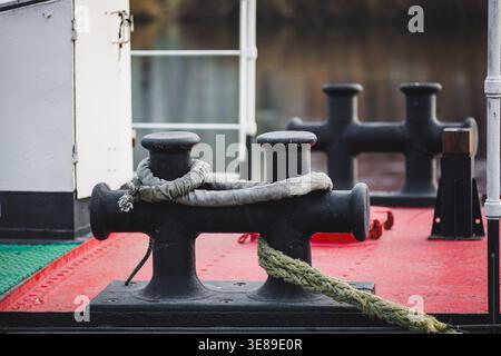 Deux bornes d'amarrage doubles sur les côtés opposés d'un navire. Une corde d'amarrage est placée au-dessus de la borne. Amarrage de navires. Banque D'Images