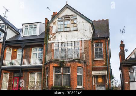 Une maison de terrasse abandonnée, arborée et négligée, autour de Hornsey à Londres Banque D'Images