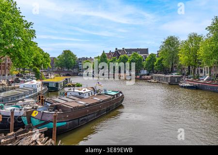 Vue panoramique sur les péniches et l'architecture historique d'Amsterdam Banque D'Images
