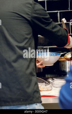 Le processus de cuisson des ramen dans une cuisine de restaurant Banque D'Images