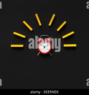 Collage montrant l'horloge avec des blocs jaunes disposés dans un motif circulaire sur un fond sombre Banque D'Images