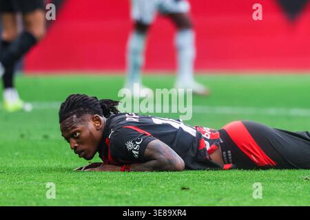 Rafael Leao de l'AC Milan réagit lors du match de football de Serie A 2025/26 entre l'AC Milan et Udinese Calcio au stade San Siro de Milan Banque D'Images