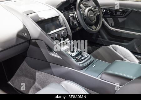 Tableau de bord et sélecteur de vitesse à l'intérieur d'une Jaguar F-type coupé. Londres, Royaume-Uni, 24 décembre 2023 Banque D'Images