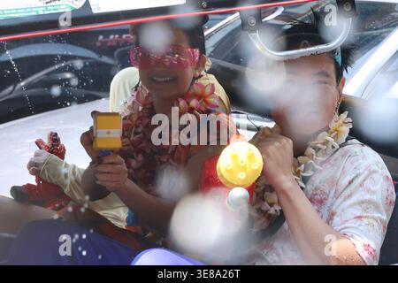 Chiang mai, Thaïlande. 13 avril 2026. Les gens participent à la célébration du festival Songkran à Chiang mai, Thaïlande, le 13 avril 2026. Songkran, un festival traditionnel thaïlandais du nouvel an, est célébré du 13 au 15 avril de cette année, au cours duquel les gens expriment leurs salutations en se projetant de l’eau les uns sur les autres. Crédit : Sun Weitong/Xinhua/Alamy Live News Banque D'Images