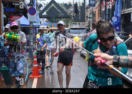 Chiang mai, Thaïlande. 13 avril 2026. Les gens participent à la célébration du festival Songkran à Chiang mai, Thaïlande, le 13 avril 2026. Songkran, un festival traditionnel thaïlandais du nouvel an, est célébré du 13 au 15 avril de cette année, au cours duquel les gens expriment leurs salutations en se projetant de l’eau les uns sur les autres. Crédit : Sun Weitong/Xinhua/Alamy Live News Banque D'Images