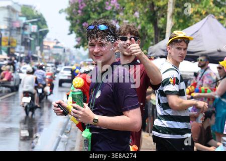 Chiang mai, Thaïlande. 13 avril 2026. Les gens participent à la célébration du festival Songkran à Chiang mai, Thaïlande, le 13 avril 2026. Songkran, un festival traditionnel thaïlandais du nouvel an, est célébré du 13 au 15 avril de cette année, au cours duquel les gens expriment leurs salutations en se projetant de l’eau les uns sur les autres. Crédit : Sun Weitong/Xinhua/Alamy Live News Banque D'Images
