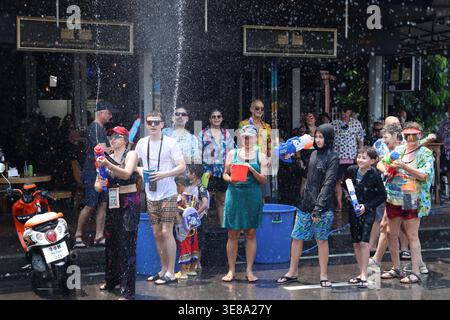 Chiang mai, Thaïlande. 13 avril 2026. Les gens participent à la célébration du festival Songkran à Chiang mai, Thaïlande, le 13 avril 2026. Songkran, un festival traditionnel thaïlandais du nouvel an, est célébré du 13 au 15 avril de cette année, au cours duquel les gens expriment leurs salutations en se projetant de l’eau les uns sur les autres. Crédit : Sun Weitong/Xinhua/Alamy Live News Banque D'Images