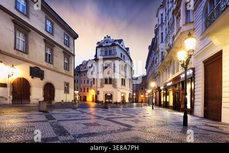 Lieu célèbre (patrimoine de l'unesco) - vieux centre de Prague. Matin de printemps coloré dans l'étroite rue Karlova, capitale de la République tchèque, Europe. Dum U Banque D'Images