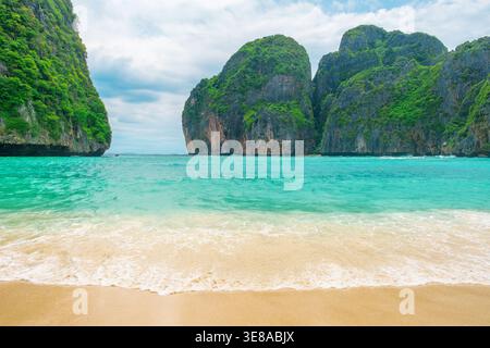 Plage tropicale de la baie Maya avec eau turquoise, sable blanc et falaises calcaires sur les îles Phi Phi, Krabi, Thaïlande sans personne. Plage vide avec des rochers Banque D'Images